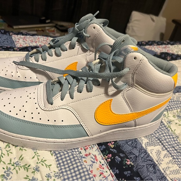 Men’s Nike high top basketball shoes. - Picture 3 of 4